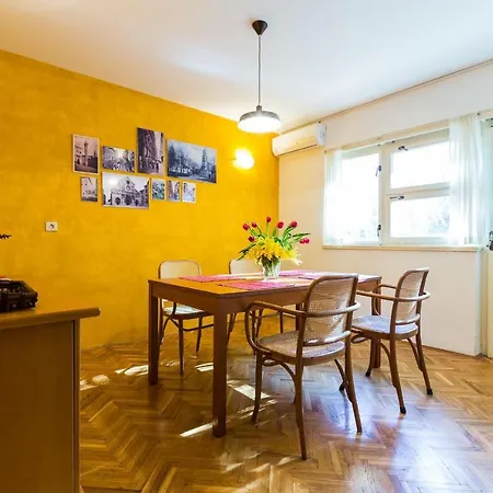 Daire Lavender Apt. W. Balcony In Old Town