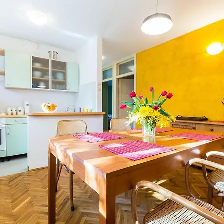 Daire Lavender Apt. W. Balcony In Old Town