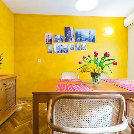 Daire Lavender Apt. W. Balcony In Old Town