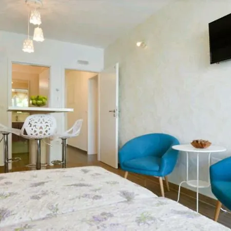 Daire Lavender Apt. W. Balcony In Old Town