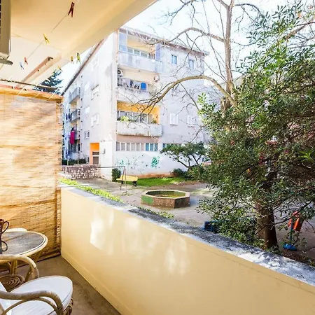 Lavender Apt. W. Balcony In Old Town Apartment *