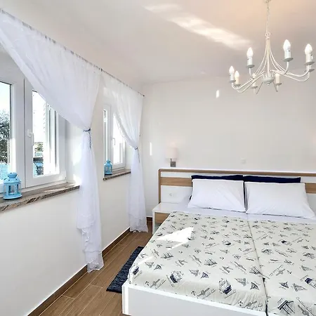 Lavender Apt. W. Balcony In Old Town Apartment *
