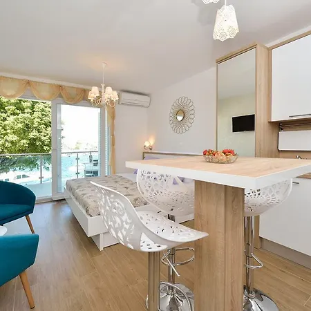 Lavender Apt. W. Balcony In Old Town Appartamento *