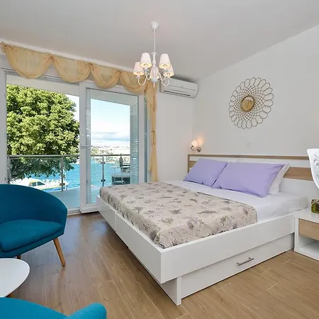 Lavender Apt. W. Balcony In Old Town Apartment